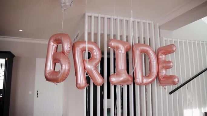 新娘的早晨，气球上的新娘这个词挂在墙上。单词新娘的字母。Steadicam射击