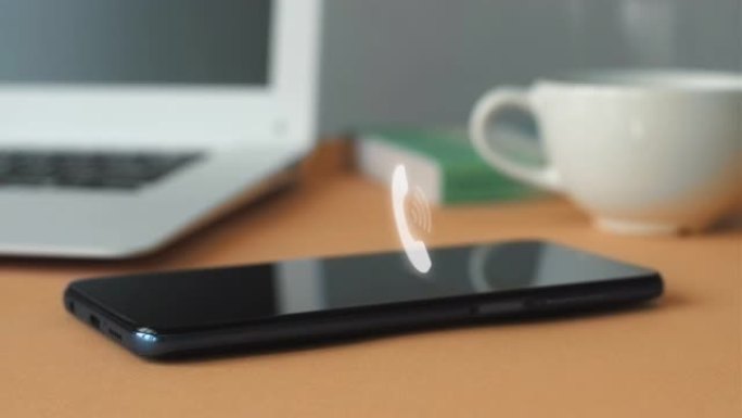在智能手机屏幕上对着笔记本电脑和一杯咖啡的来电的3d动画。