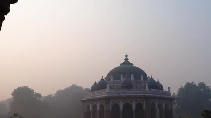 云雾朦胧的清晨，从独特的视角看虎马云墓的外景