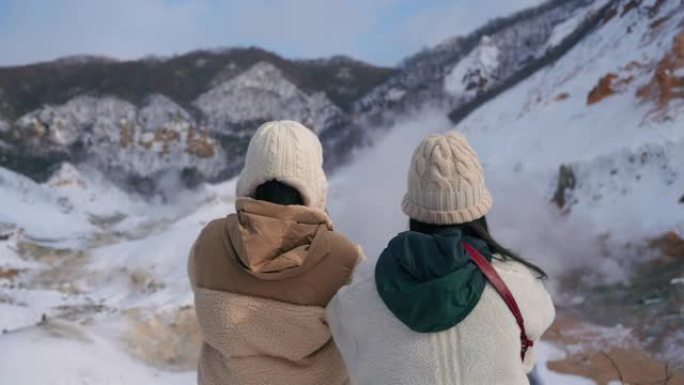 夫妇妇女在吉高谷地狱谷拍照