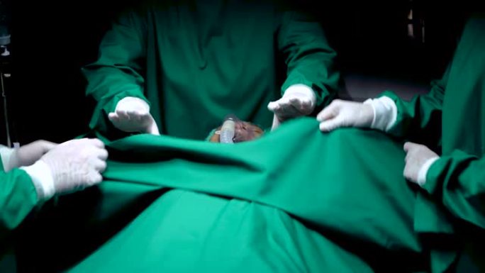 4K，医生取下覆盖患者口鼻的氧气面罩，拉出覆盖患者头部的布，患者睡觉后在手术室死亡。