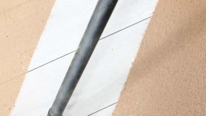 木地板上的真空吸尘器修复干净的条带后