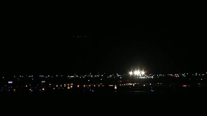 一架客机降落的夜间镜头