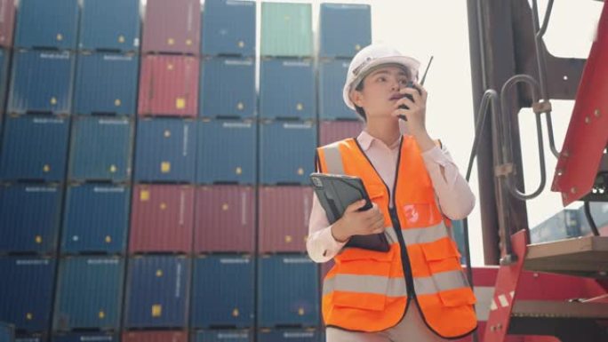 质量主管检查集装箱的状况和运输集装箱中的运输目的地。