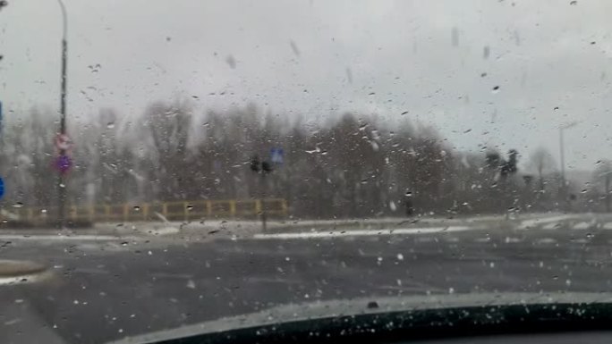 冬季道路上的汽车行驶车窗外汽车第一视角