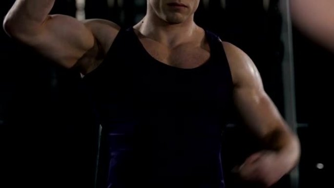 英俊的运动员在镜头前展示肌肉，健美，运动