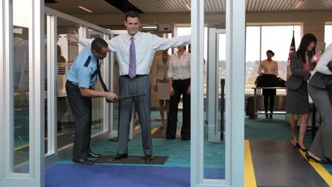 旅客在机场安检处接受检查
