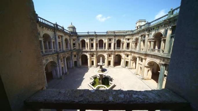 基督修道院的庭院，最初是圣殿骑士团。托马尔历史城堡，葡萄牙受欢迎的旅游目的地。