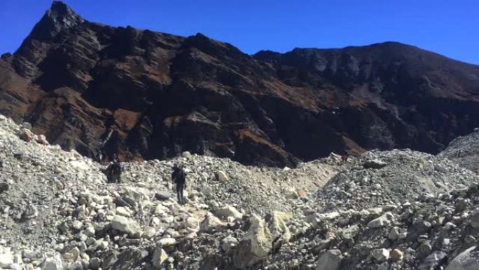 在尼泊尔，从Gokyo湖到珠峰大本营的路上，从Cho La山口看风景