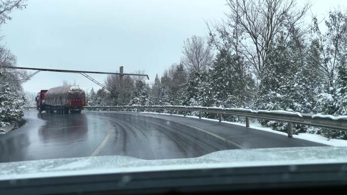 下雪天上坡路段