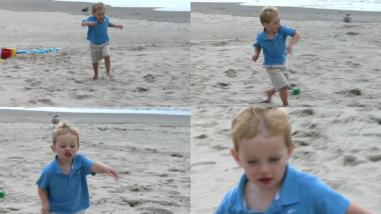 在海滩跑步的小男孩