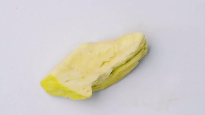 冻干榴莲，是一种经过加工的水果，保留了食物的营养价值。一块冷冻干燥的榴莲孤立在白色背景上。剪辑路径。
