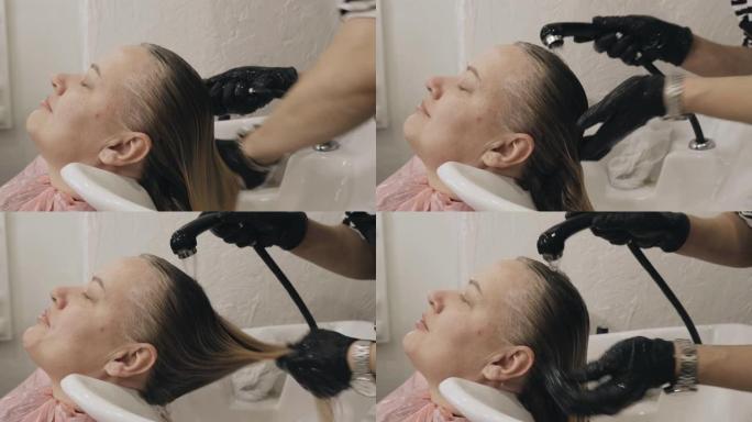 女美发师染发后给女人洗头。