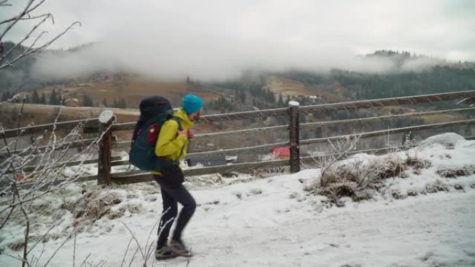 男性徒步旅行者在冬天的雪山中攀登