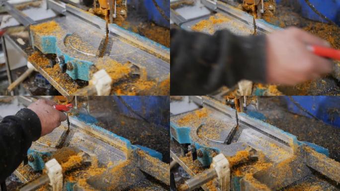 使用来自压缩机的压缩空气射流从碎屑和锯末中吹出工业机器。一名工业工人在斜切锯上吹气以清理工作场所。慢