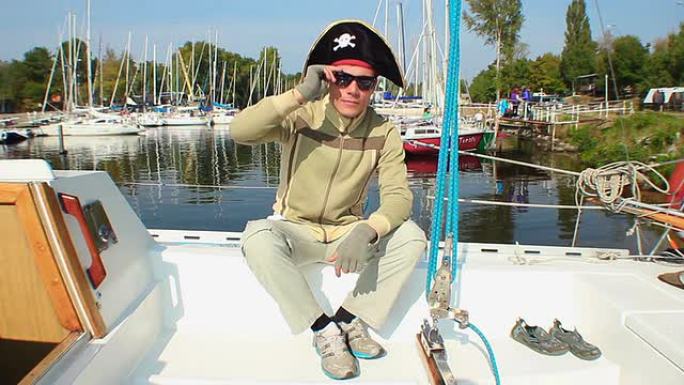 年轻成人有趣的海盗帽，游艇在码头，娱乐