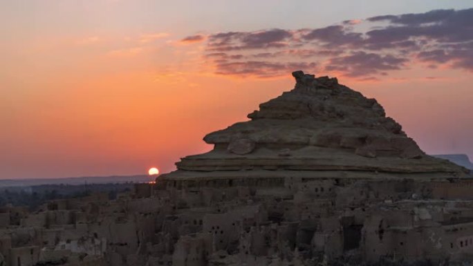 日落时的古埃及村庄，乌云密布