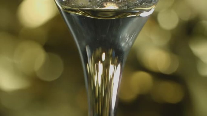 香槟气泡在长笛玻璃杯的碗中旋转