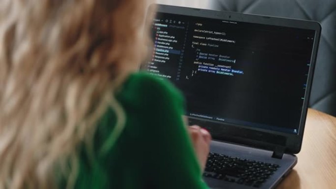 数据科学在旅途中: 女性数据科学家在咖啡馆中高效地使用笔记本电脑，在其显示器的肩膀上观看，熟练的女性