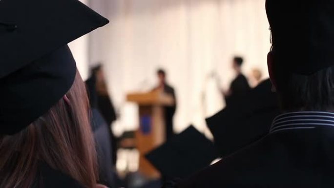 女孩鼓掌祝贺毕业生在学校取得的优异成绩