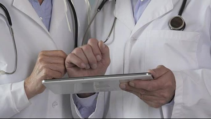 医生在平板电脑上考虑患者指标，现代医学技术