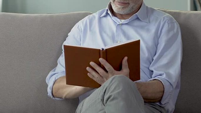 退休男子翻阅笔记本，检查退休计划，闲暇时间