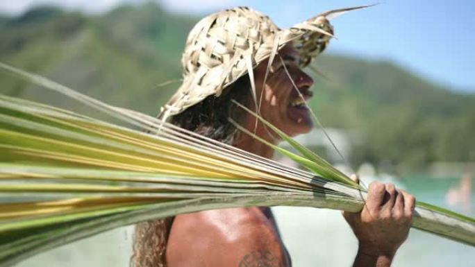 传统大溪地男子在大溪地波拉波拉旅游时制作椰子棕榈叶帽。法属波利尼西亚。