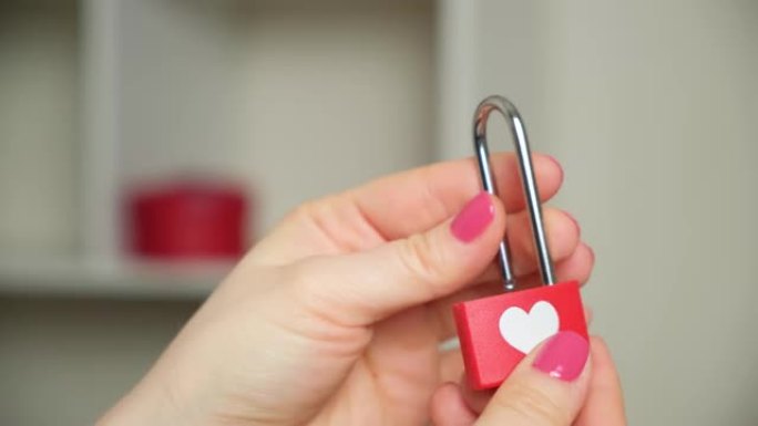 情人节概念，为情人锁在女人的手中，打开钥匙