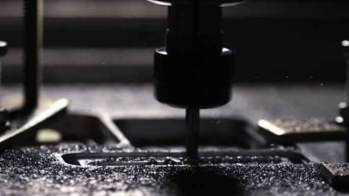 公司中的机器人在编写的用于与钢一起工作的程序的帮助下，用慢动作的钻头从铝板上切下。金属屑向不同方向飞