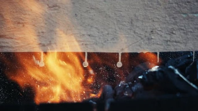 金属火盆中温暖舒适燃烧的大火的特写镜头。慢动作。高清视频格式。