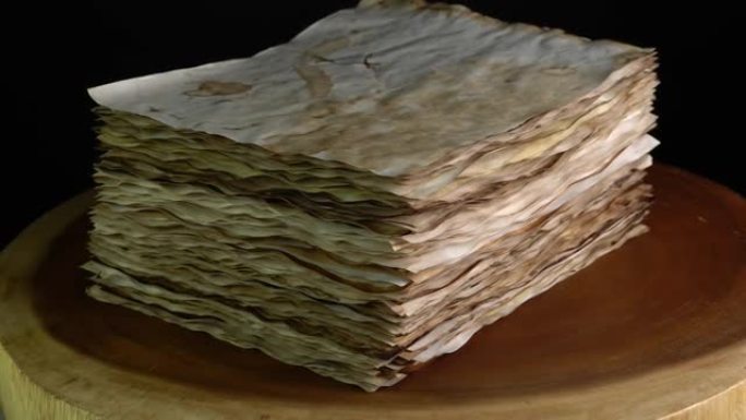 旧女巫书空页。迷惑的格里莫尔风化页面侧视图。空白巫术或魔法书页。中世纪烧焦的巫术风化卷轴手稿或咒语。
