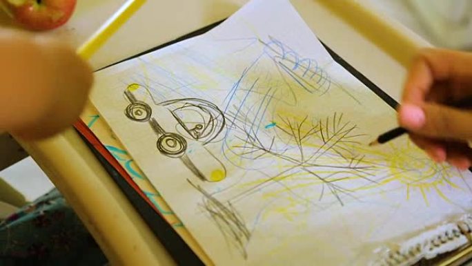 小孩子用铅笔画画，拒绝母亲的帮助，创造性的爱好