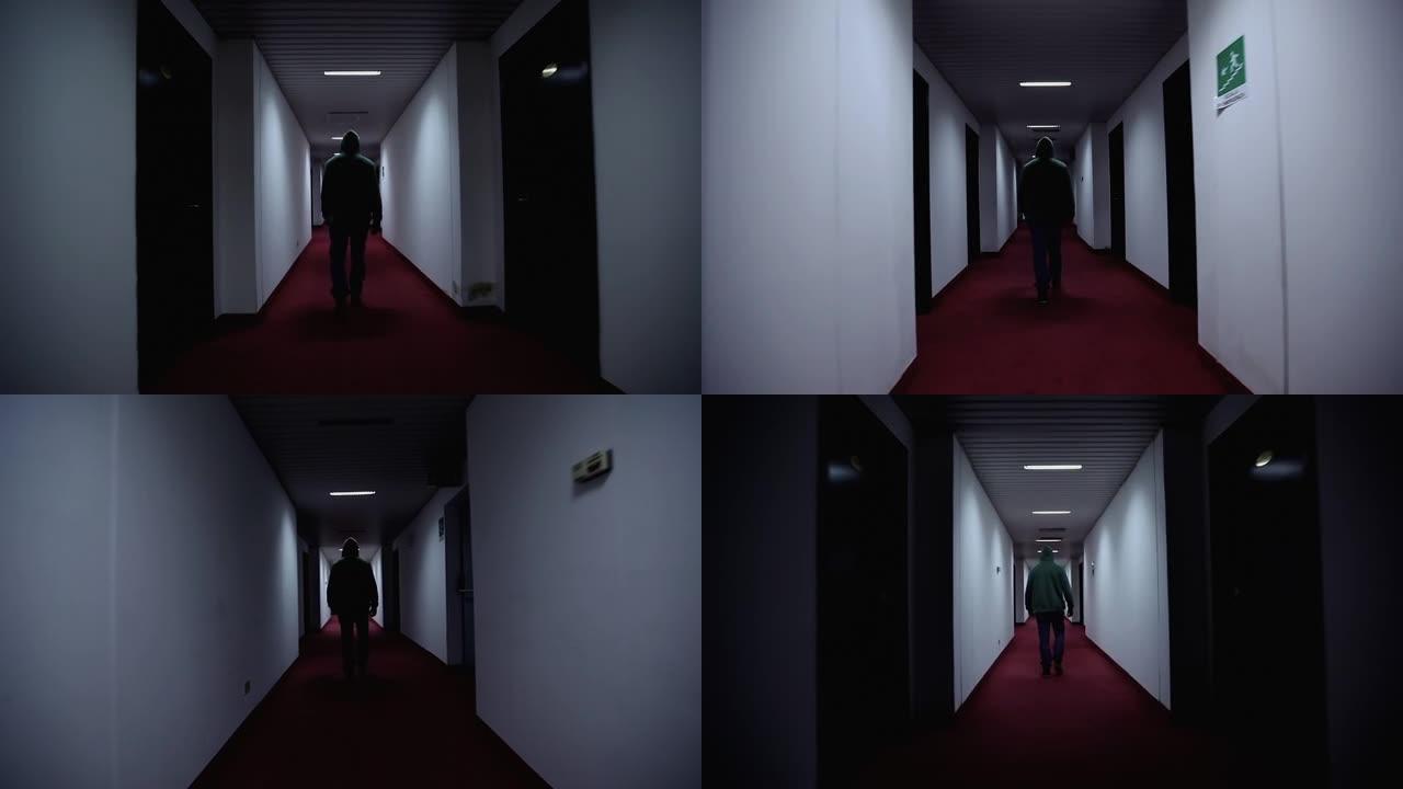 男子走在令人毛骨悚然的酒店走廊上