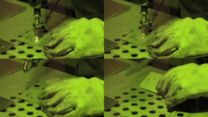 使用手持式激光焊接机的焊工手-慢动作，特写