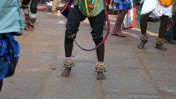 穿着脚链或叮当声并在寺庙跳舞的男人的腿的特写镜头