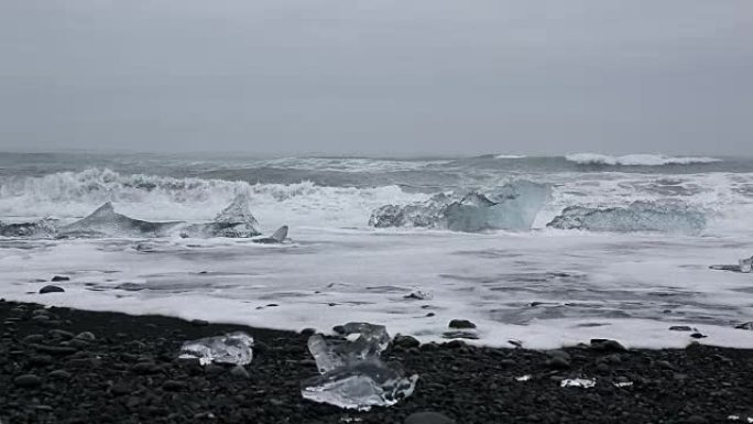 海浪在黑沙滩上坠入冰山