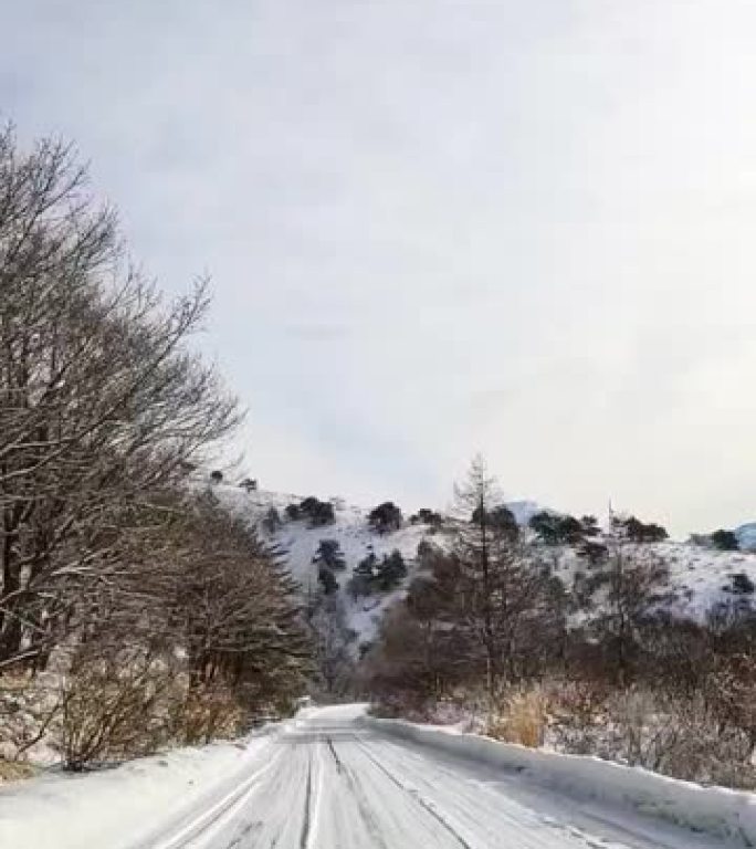 在雪山路上行驶