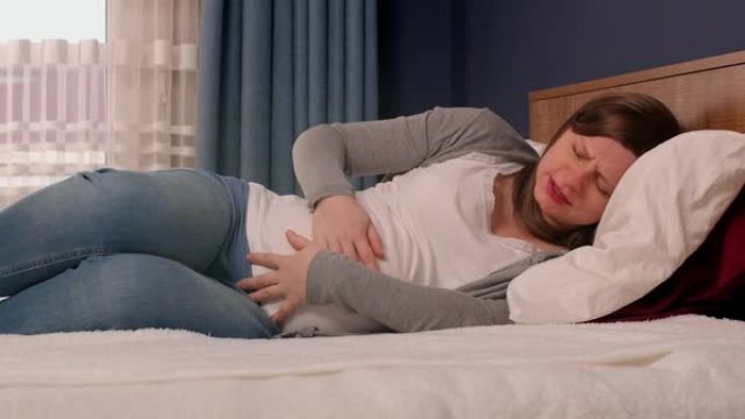 孕妇在卧室大肚子，宫缩开始