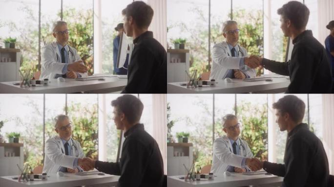 高加索医生在健康诊所的一次咨询中与一名年轻人交谈。在同意建议的临床治疗后，穿着白大褂的医生与患者握手