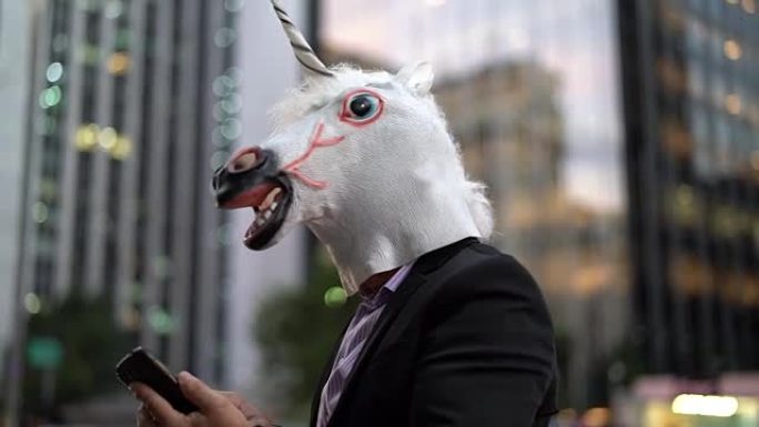 在城市使用手机使用独角兽面具的商人