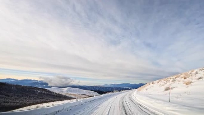 在雪山路上行驶行驶车窗外汽车第一视角