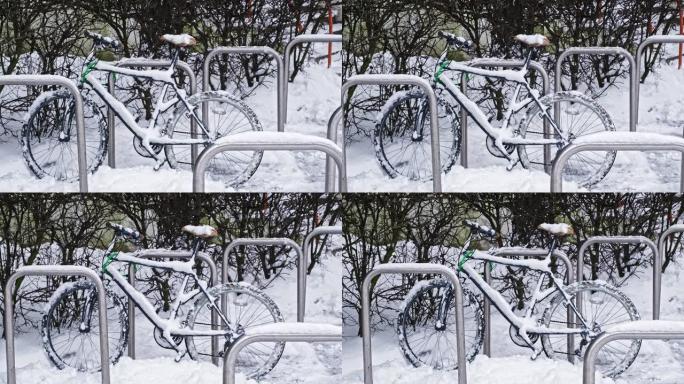 冬季暴风雪暴风雪停在户外看台后，自行车被雪覆盖