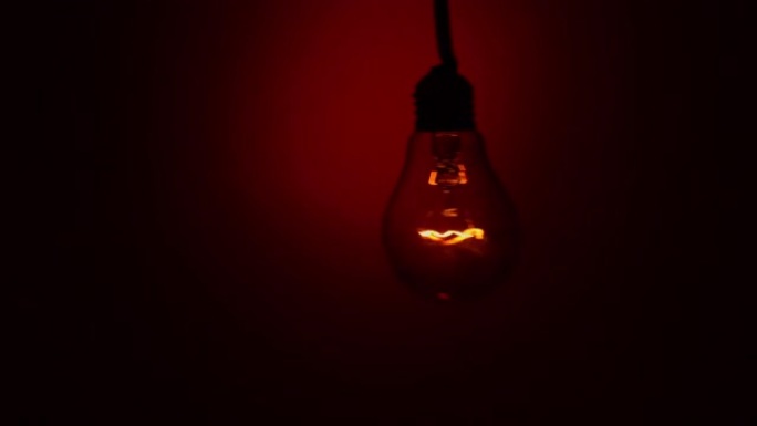 在黑暗中，只需触摸一个人的手，灯泡就会打开并熄灭