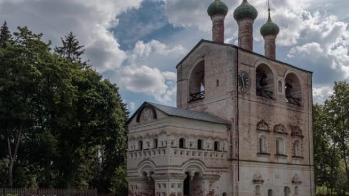 古老的Borisoglebsky修道院中的旧钟楼。雅罗斯拉夫尔地区。俄罗斯。