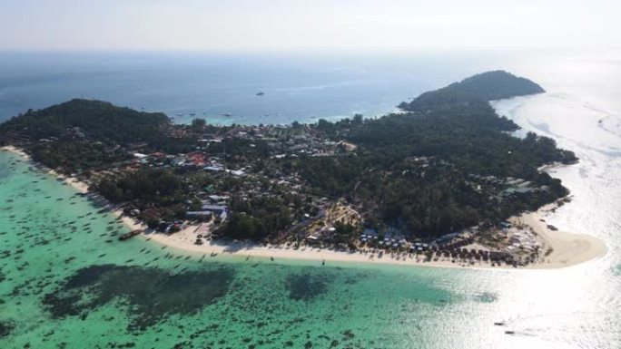 泰国热带Lipe岛的空中无人机视图，令人惊叹的湛蓝海水