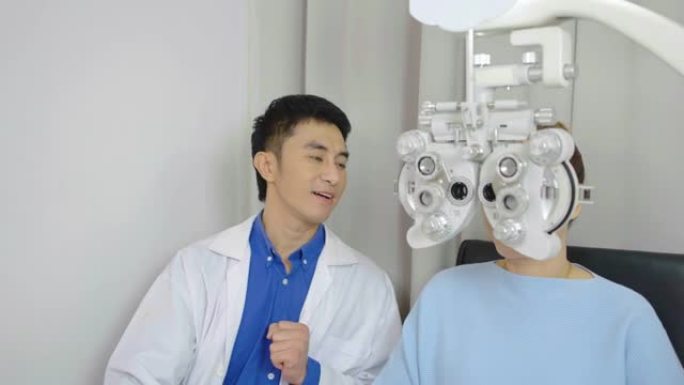 年轻的亚洲男性眼科医生在眼科诊所做眼科检查高级女性，在光学验光仪上做眼科检查，在光学车间用验光机检查