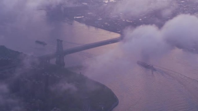 在威廉斯堡大桥透过云层往下看。
