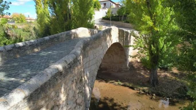 在西班牙布尔戈斯的一条小河上飞越罗马拱桥