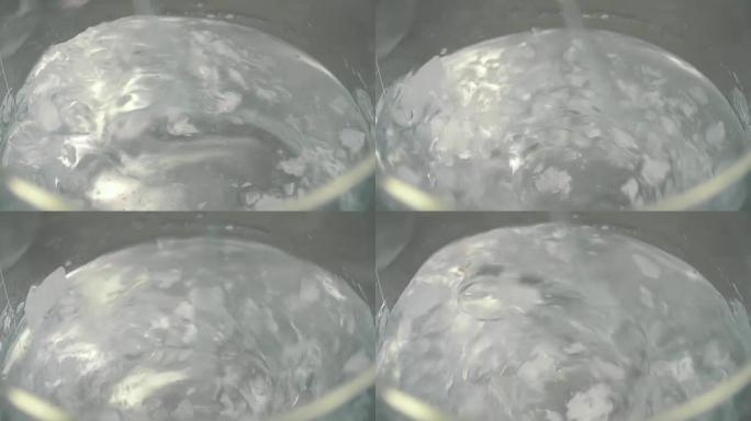 透明液体与粉末混合，并在内部形成白色薄片