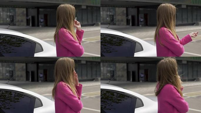 长发女站在车旁独自抽烟等男友